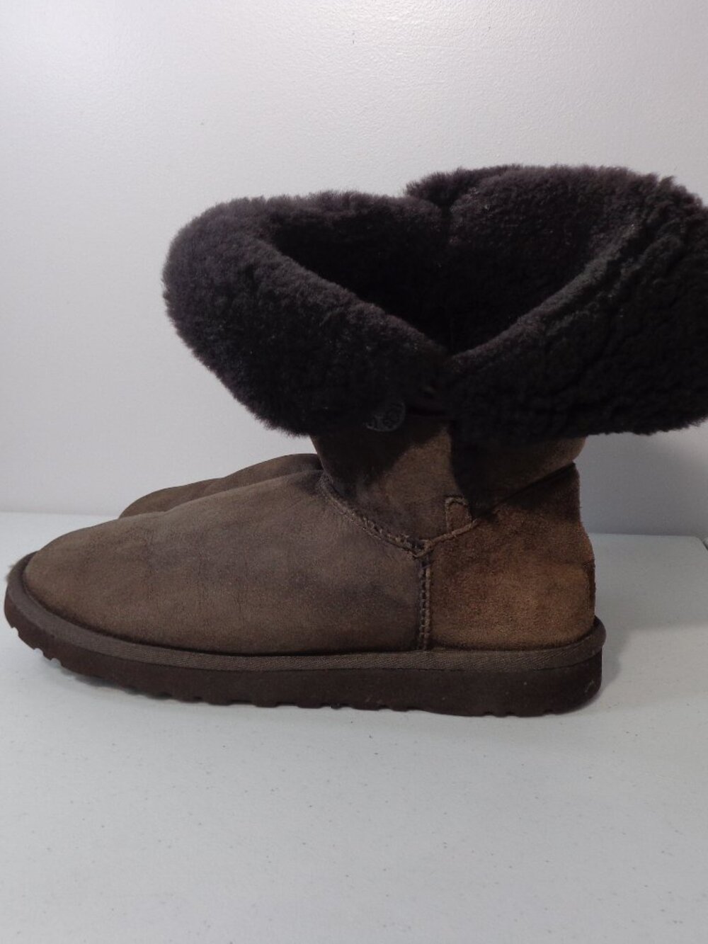 UGG Genuine Leather Chocolate Sheepskin Fold Over Top Bailey Button Boots Sz 9 - Picture 2 of 8
